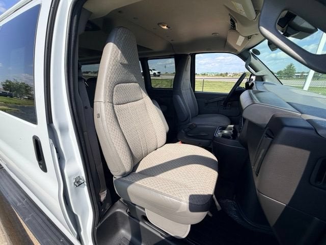 2025 Chevrolet Express Passenger 1LT